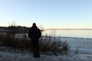 Bilde av en mann som ser utover sjøen © Hanne Rishaug