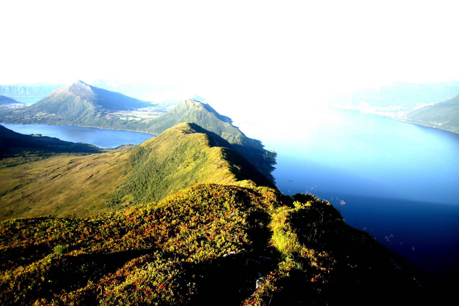 Bilde fra en fjelltopp som viser en sti ned fra fjellet © Kim Berge