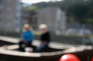 Bilde av to personer ute av fokus