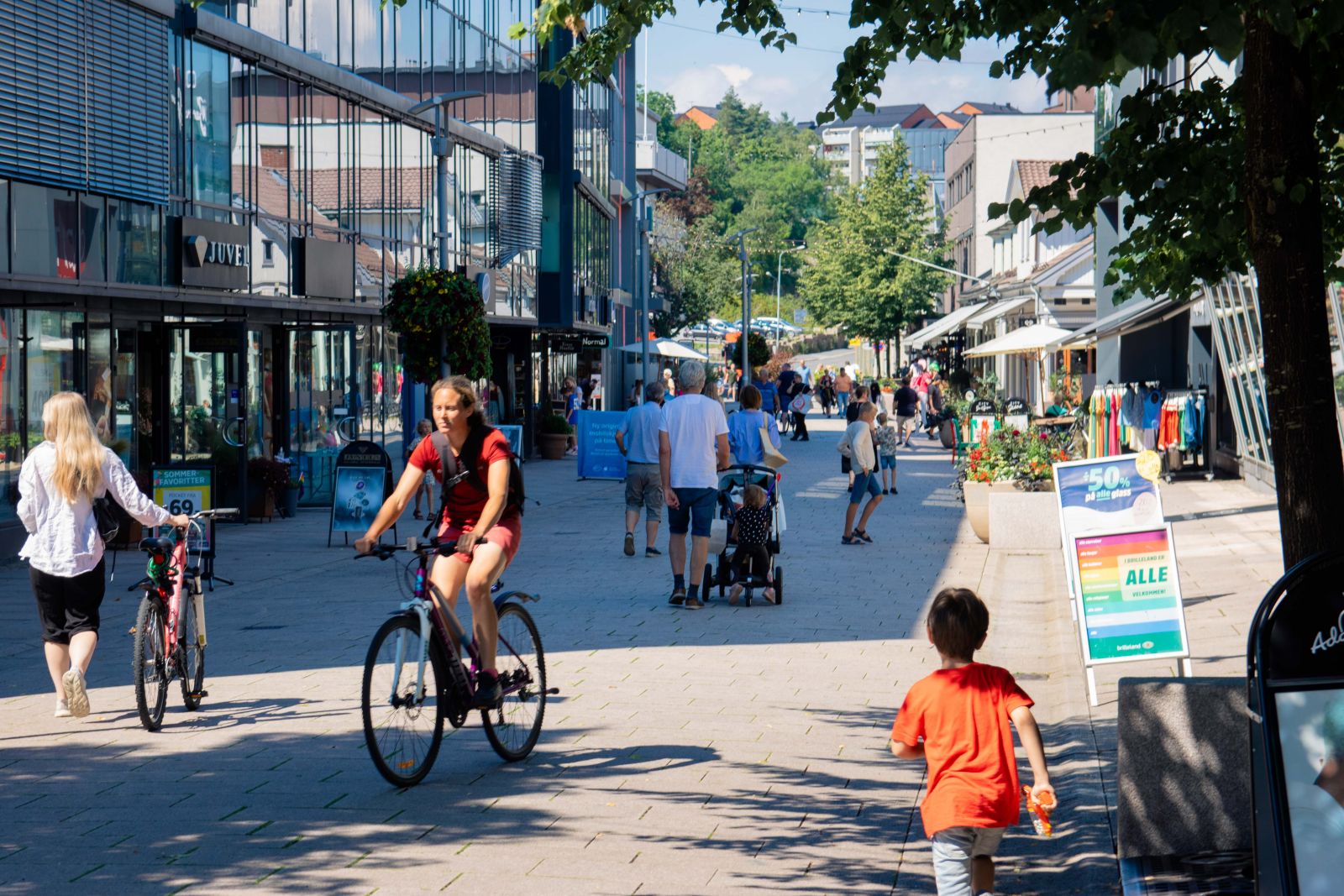 Folk i gågaten i Fredrikstad
