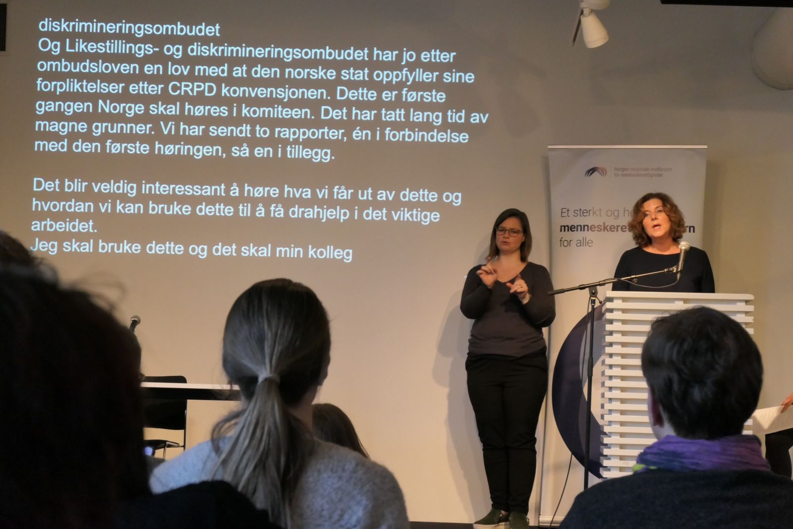 Bilde fra frokostmøte, ombudet Hanne Bjurstrøm snakker