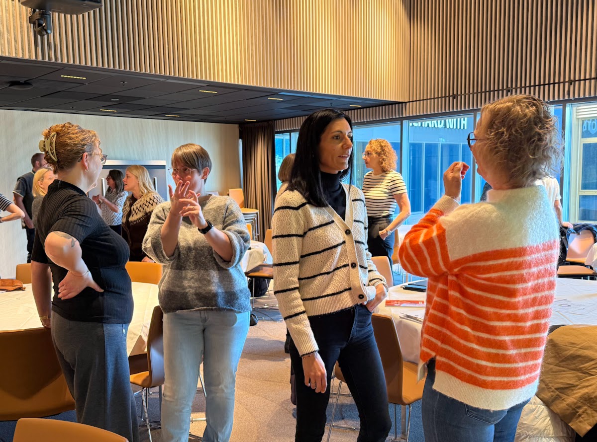 Deltagerne diskuterer stående