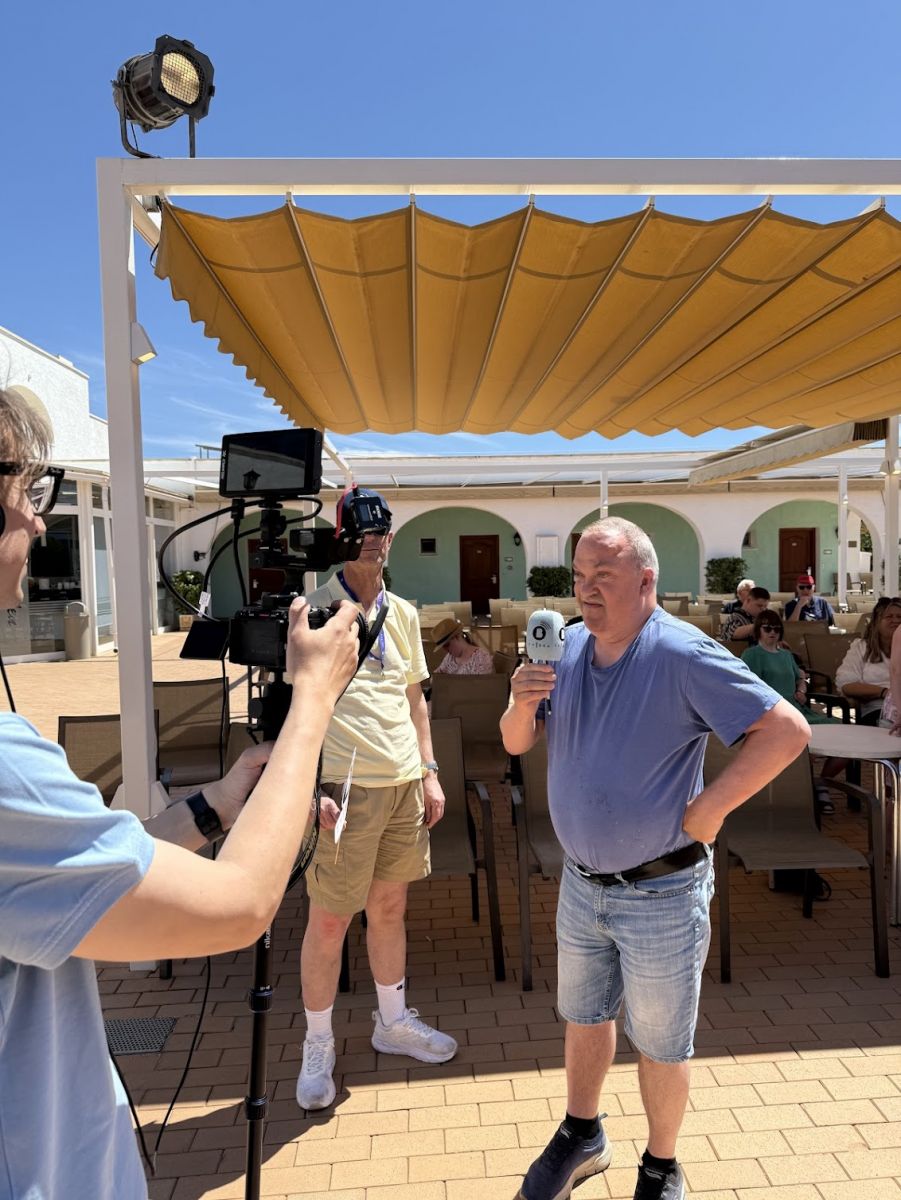 En av deltakerne får prøvd seg som reporter