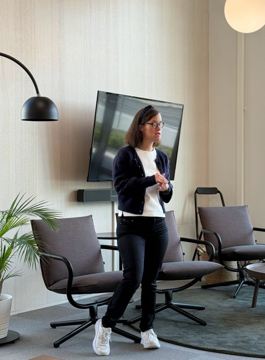 Tone Brynildsen holder takketale for studentene