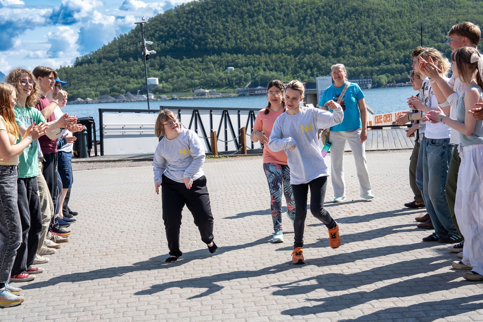 Bilde av NUK, to stykker danser og andre folk står og ser på. 