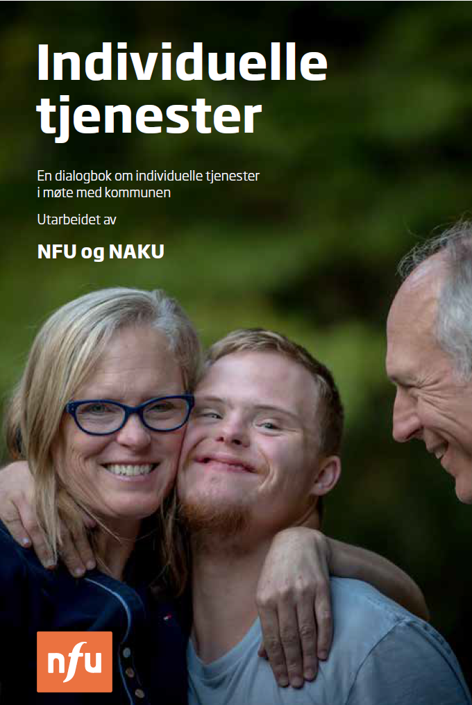 SKjermbilde av forsiden til dialogboka. Bilde viser tre personer og tekst der det står Individuelle tjenester. En dialogbok om individuelle tjenester i møte med kommunen utarbeidet av NFU og NAKU