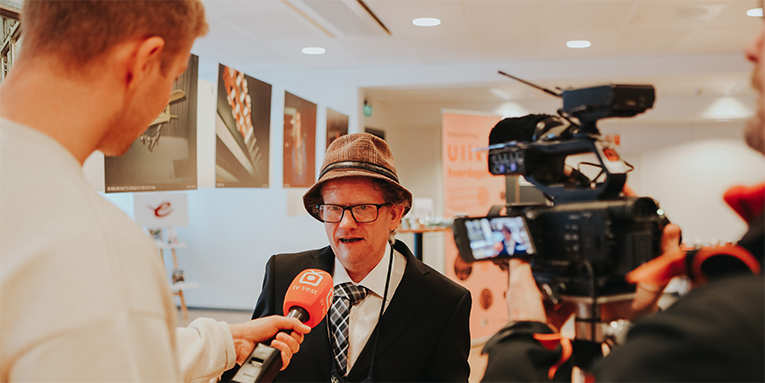 Bildetekst: Bengt Ove Rege ble intervjuet av TV Vest. Lenke til reportasjen til TV vest. Foto: Christine Vatnøy. 