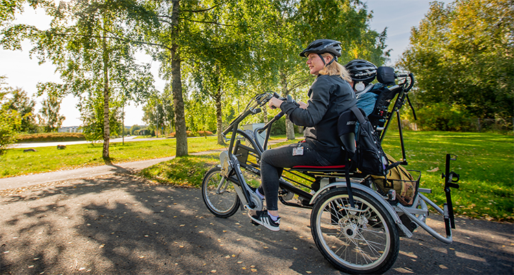 Bilde av miljøarbeider Torunn Hegstad på sykkeltur sammen med en beboer