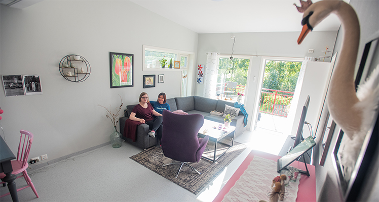 Bilde av Julie Helberg og Maj Tone Nessemo i leiligheten til Julie. 