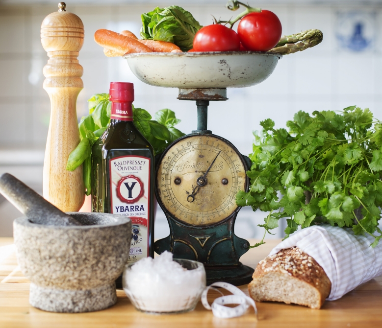 Bilde av ulike matvarer på et bord.