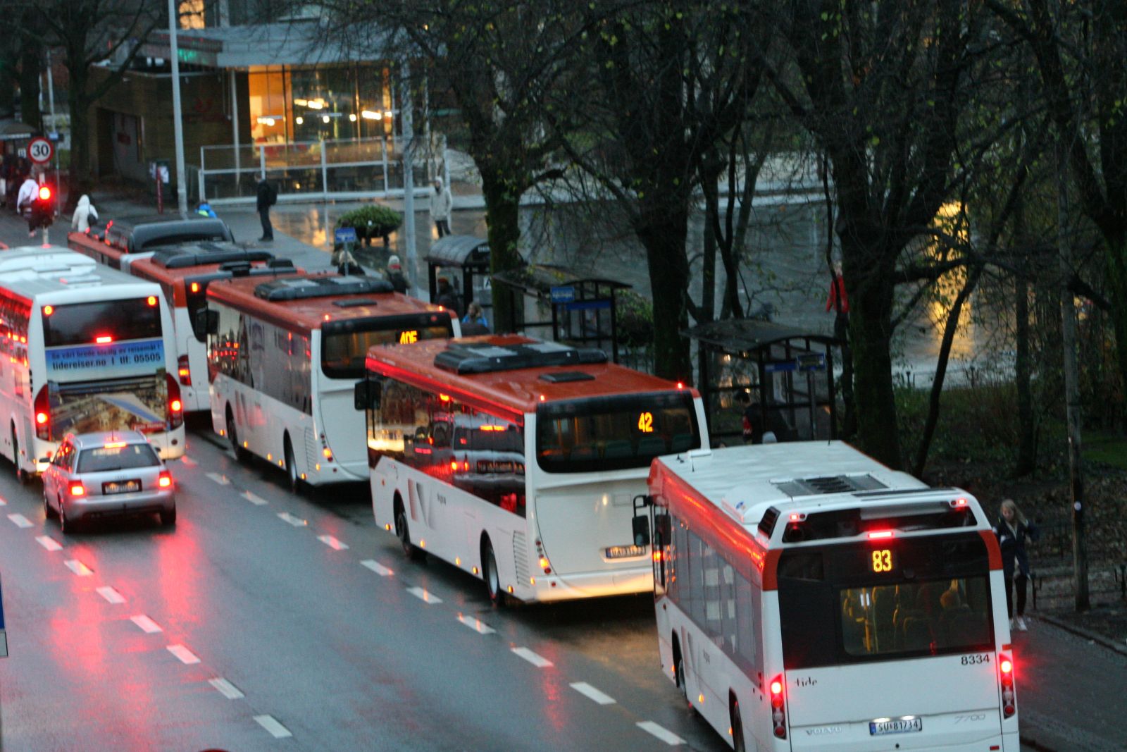 Bilder av biler og busser i en gate