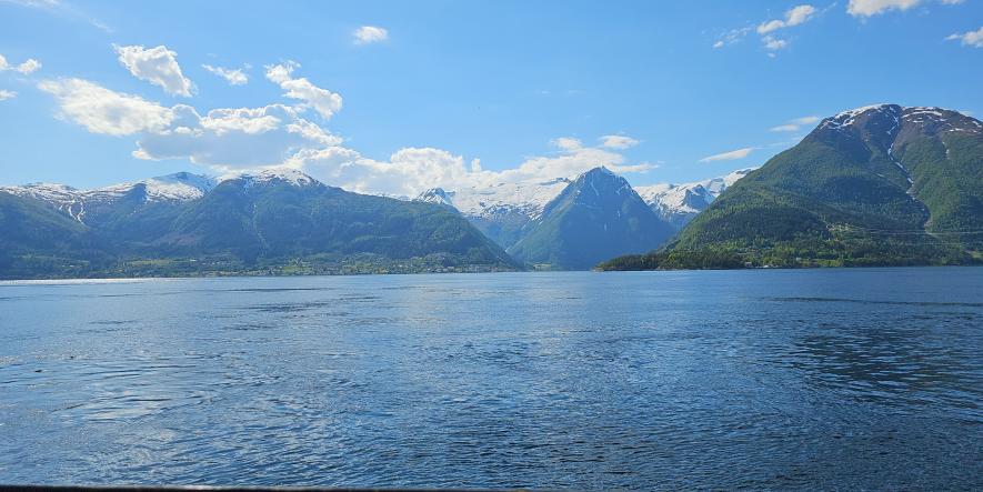 Bilde av himmel, hav og fjell.