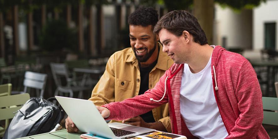 Bilde av to mannlige studenter