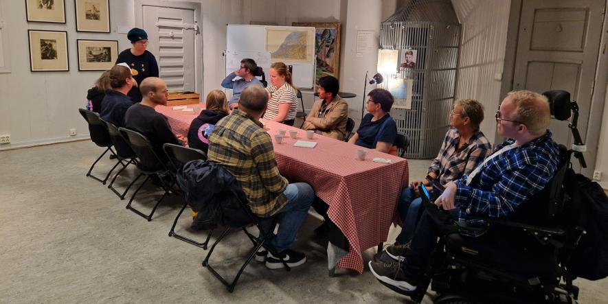 Bilde av mennesker rundt et bord. 
