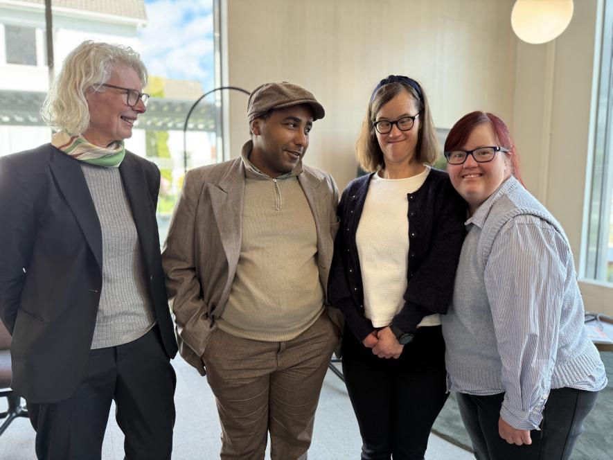 De 3 studentene fra VID stavanger sammen med professor Inger Marie Lid