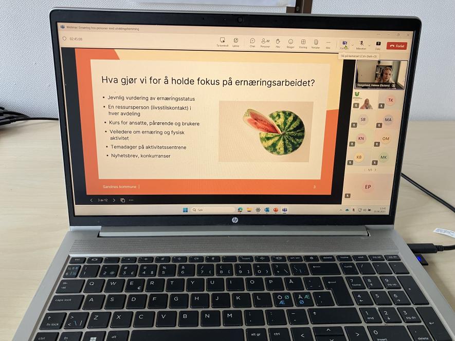 Bilde av en pc som er loget på webinaret om ernæring