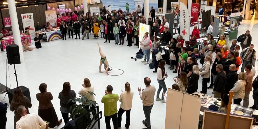 Foto av mulighetsmesse tatt over publikum ved underholdning