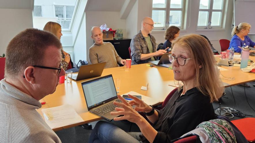 Petter Bjørkmo og Aud Elisabeth Witsø i ivrig diskusjon. Foto: NAKU