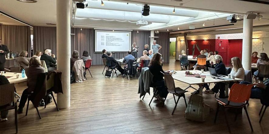 Bilde av deltakere i rundbordskonferansen Tatt bak i rommet mot scenen.