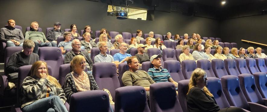 Bildet viser mange ansatte i Surnadal kommunes bo og aktivitetstjeneste.