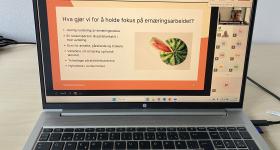 Bilde av en pc som er loget på webinaret om ernæring