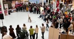 Foto av mulighetsmesse tatt over publikum ved underholdning