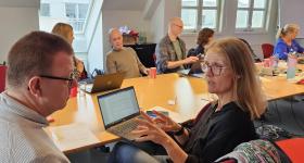 Petter Bjørkmo og Aud Elisabeth Witsø i ivrig diskusjon. Foto: NAKU