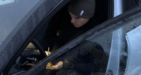 Magnus Fransplass Storli, en av medarbeiderne i ambulant team, på vei ut til hjemmebesøk til brukerne.